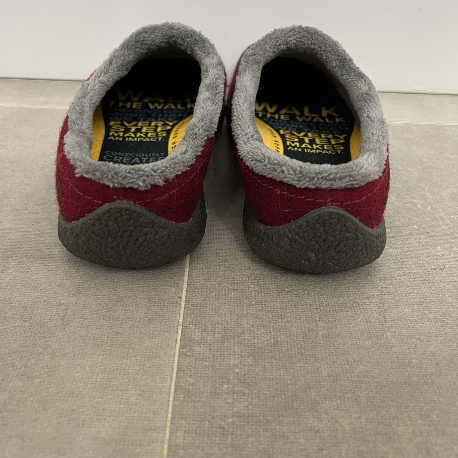 Keen Howser Wrap Slide donna 7 rosso basso isolato sandalo scarpe comode