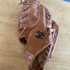 GATORADE KIDS YANKEE GLOVE