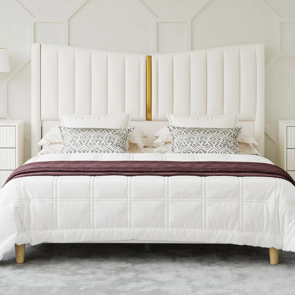 Cabecero de cama tapizado Queen de terciopelo crema de 48" de alto con listones de madera con adornos dorados Foto 2 de 4