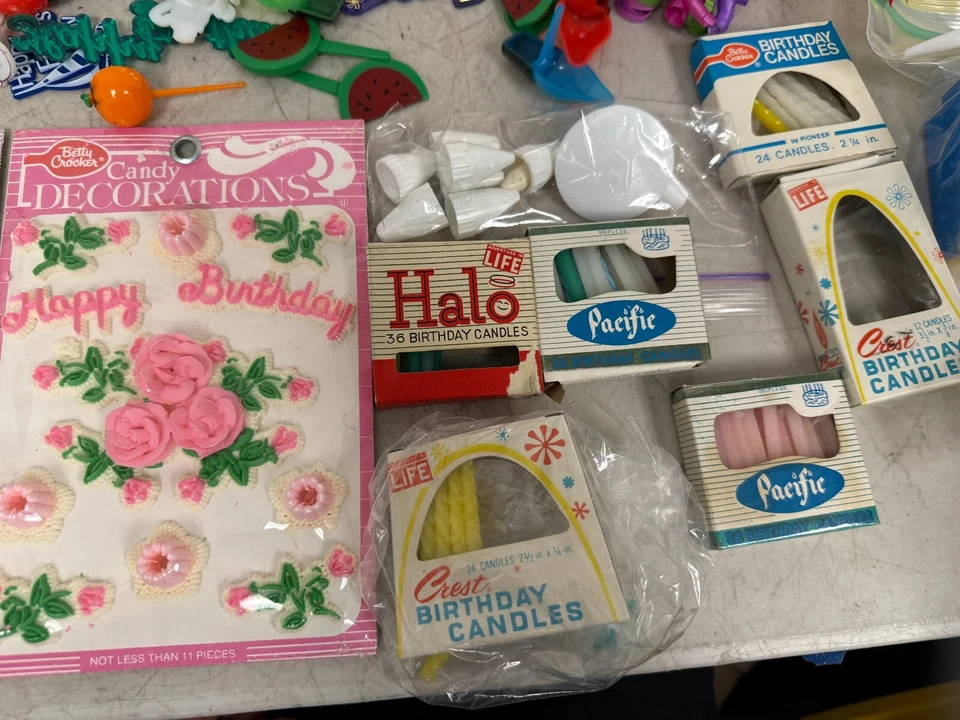 Decoraciones de dulces vintage - velas, pastel de cumpleaños, fiesta, feliz cumpleaños Foto 4 de 4