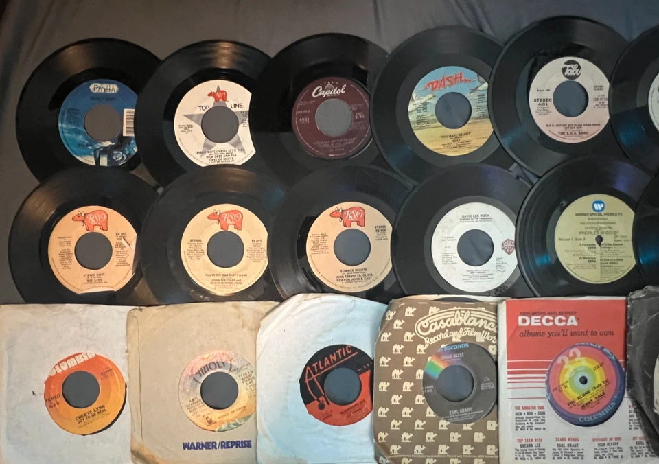 Lot of 40 7" 45 RPM Single Vinyl 50s 60s 70s 80s Newton John Bee Gees Quiet Riot - Image 2 of 4