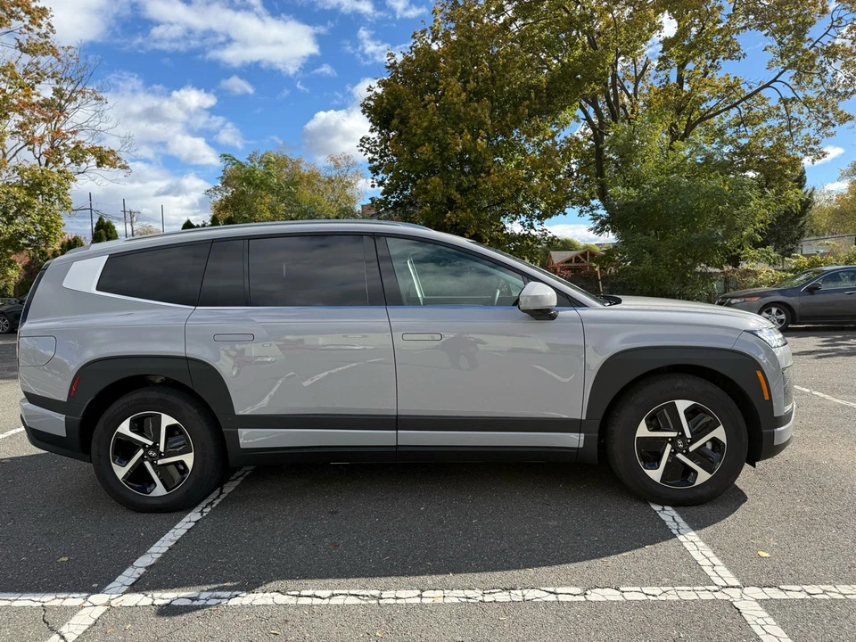 2026 Hyundai Ioniq 9 SE AWD - Image 4 of 4