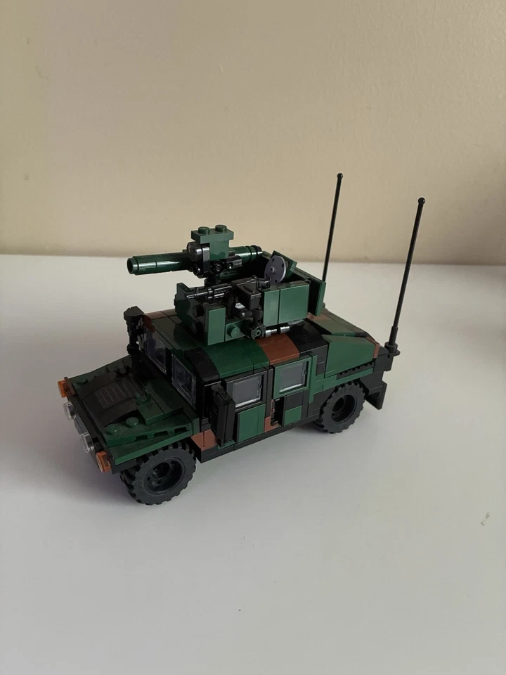 Brickmania Lot Humvee M1167 TOW Carrier, 3 Modern Marine Rifleman, AT4, & M7 - Image 3 of 4