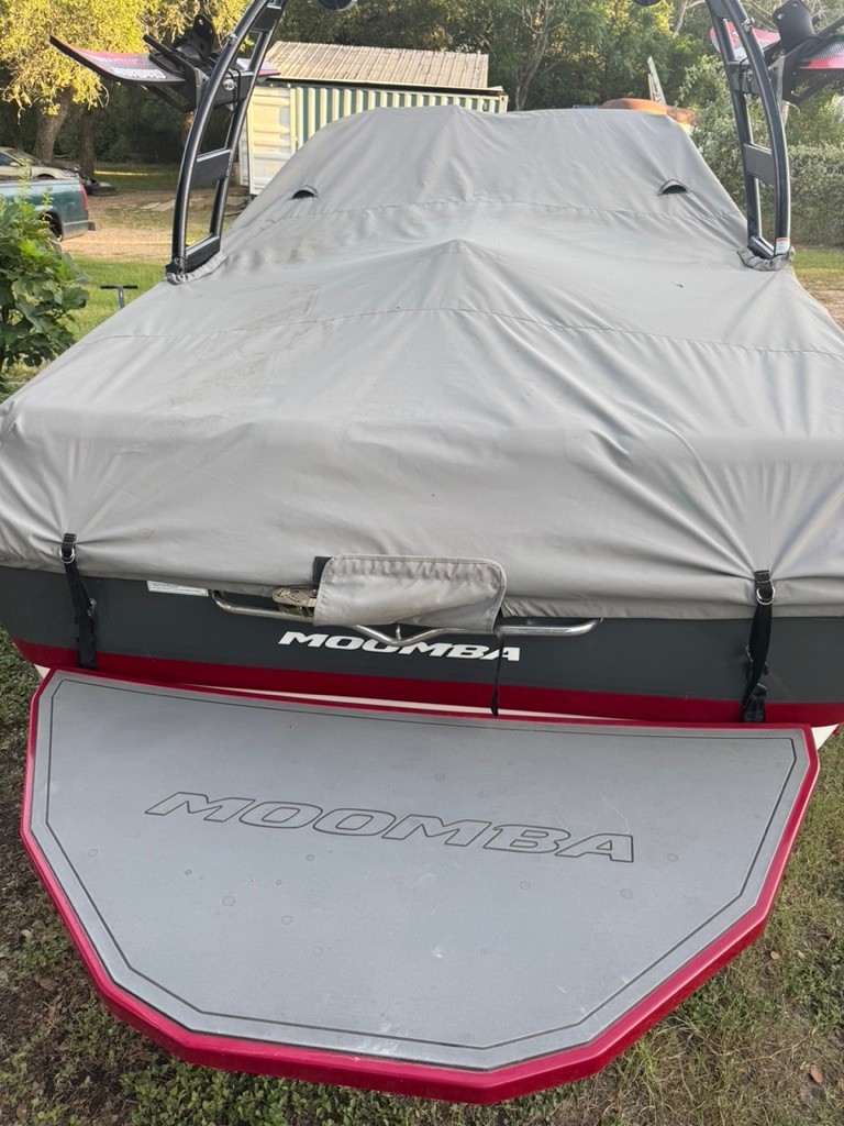 2014 Moomba Outback V  Wakeboard  Family Ski boat