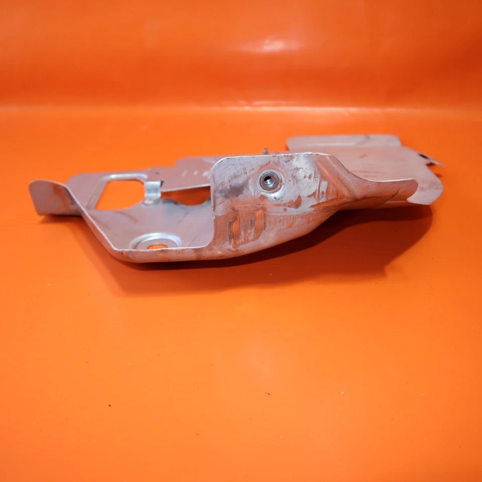 Land Rover Discovery cuarto refuerzo inferior 2017 2018 2019 2020 LR080176 Foto 3 de 4