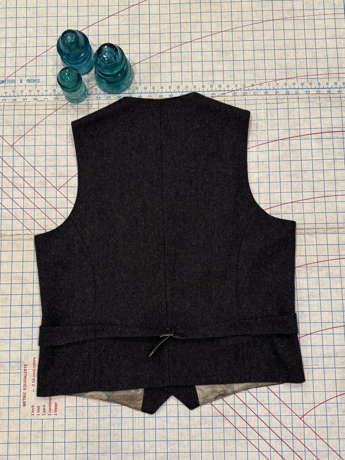 Celtic Gents of Irish Heritage Tweed Vest Charcoal Grey Mens Size 48 - product detail image 8
