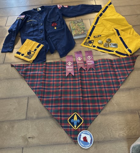 VTG BOY/Cub SCOUTS UNIFORM-3 NECKERCHIEFS-3 SLIDES-Book-1950's Patches Iowa Sz11