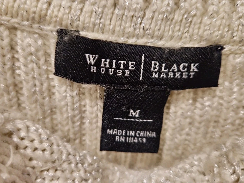 Suéter Tejido con Cable Brillante Crema Fuera del Hombro Lentejuelas Medianas WHBM Vacaciones  Foto 3 de 4