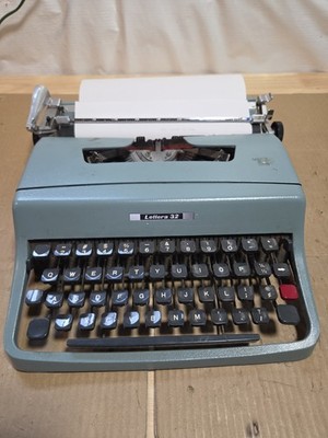 Vintage Olivetti Underwood Lettera 32 Typewriter With Case