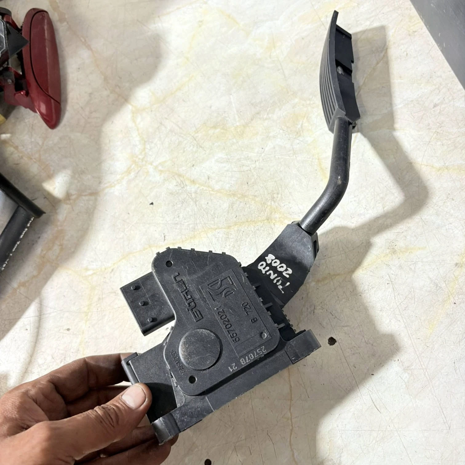 Fiat Punto electronic accelerator pedal side view