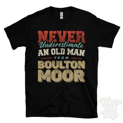 T-SHIRT UNTERSCHÄTZE NIE EINEN ALTEN MANN AUS BOULTON MOOR lustig Weihnachtsgeschenk England