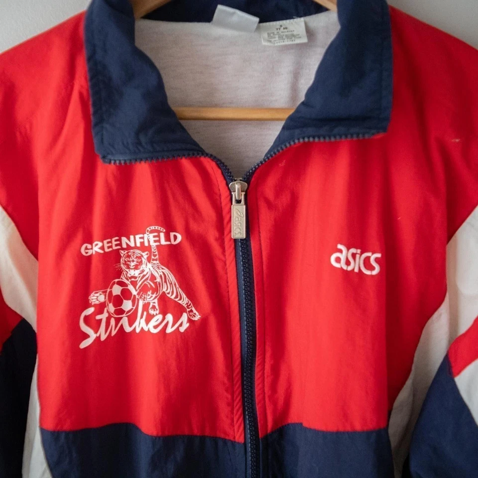 Chaqueta cortavientos deportiva vintage Asics roja azul marino - equipo local de fútbol de los años 90 Foto 3 de 4