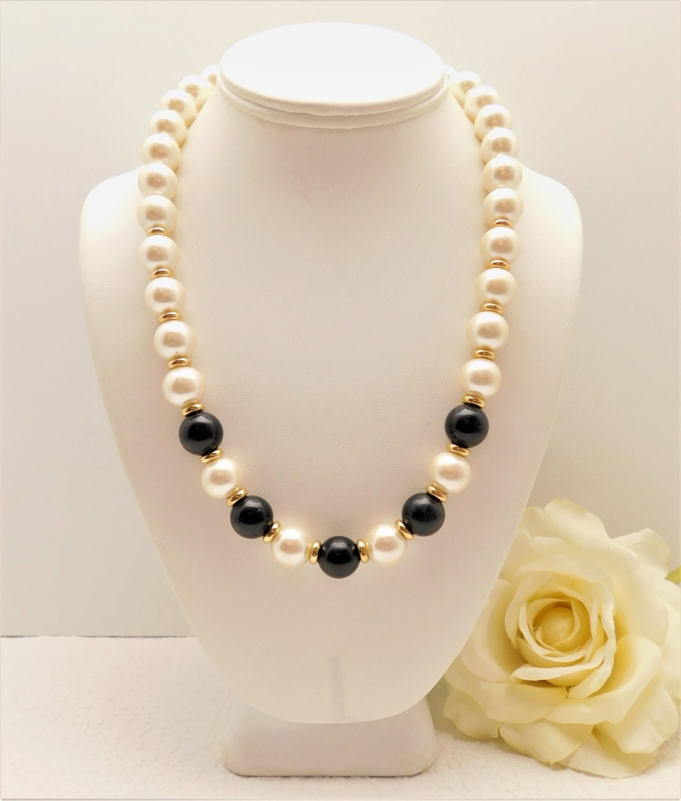 VINTAGE NAPIER BLACK & WHITE GLASS BEAD NECKLACE WITH… Gem