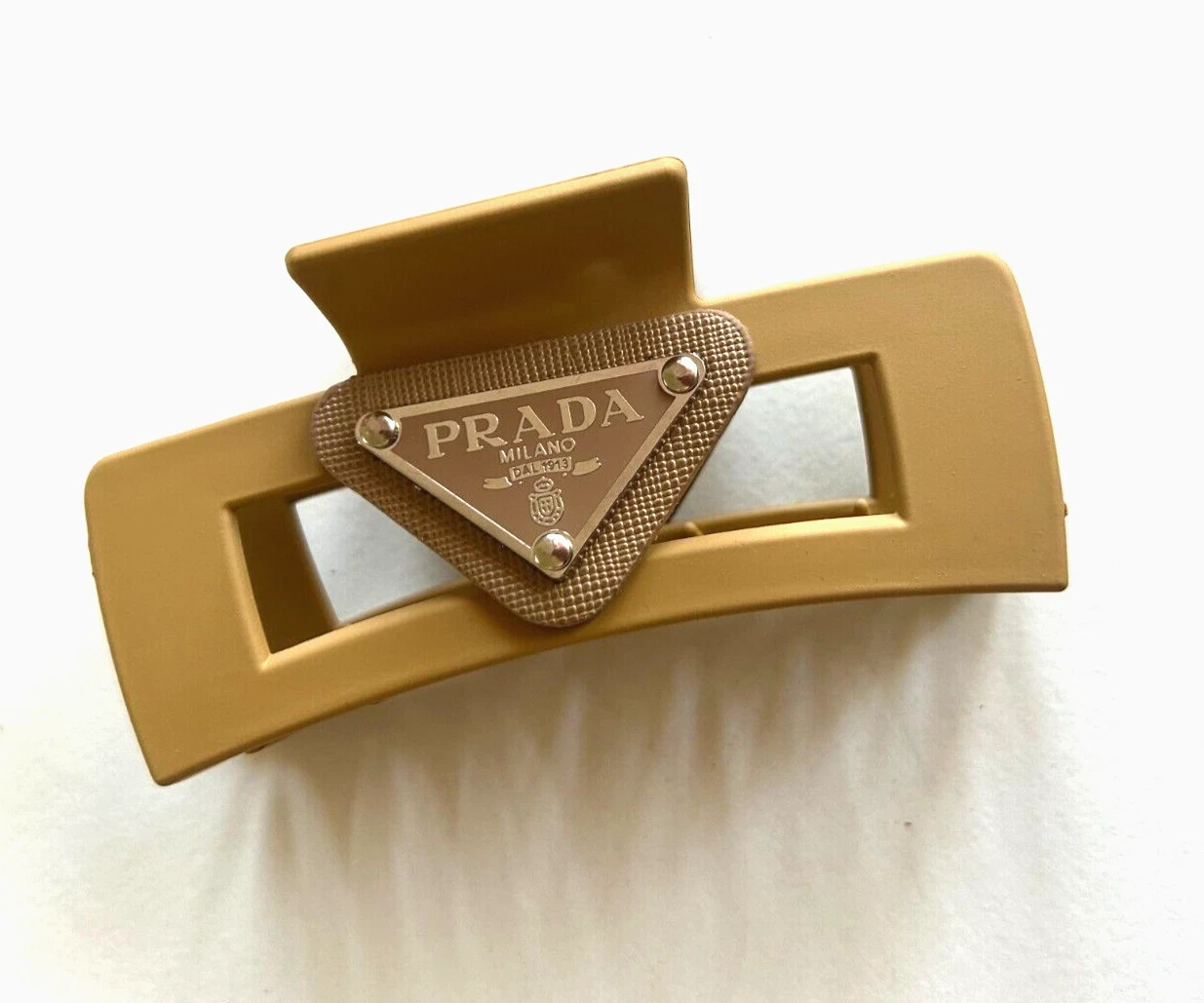 Fermaglio per capelli Prada artiglio con logo lungo 4"