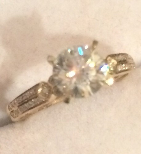 Anello VVS2 1,09CT in moissanite e accenti di diamanti naturali in oro giallo - Foto 4 di 5