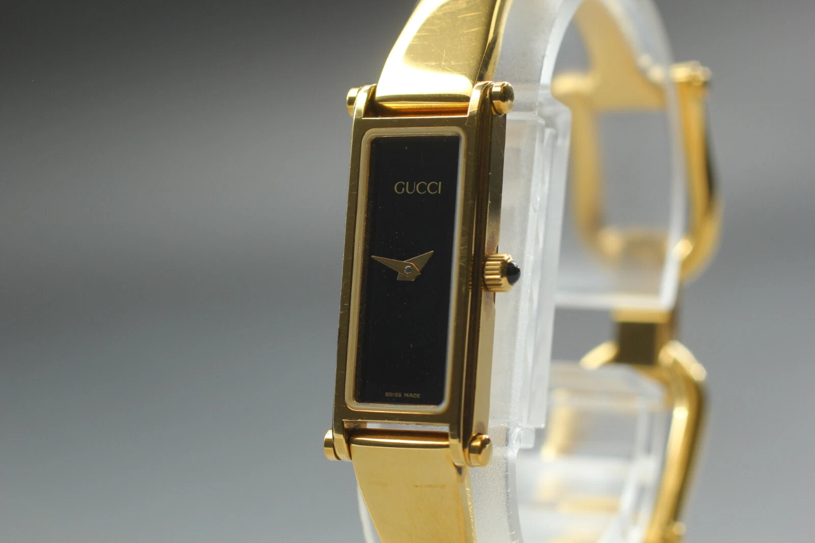 [Presque comme neuve] Montre femme Gucci 1500 cadran noir bracelet doré 12 mm quartz Japon