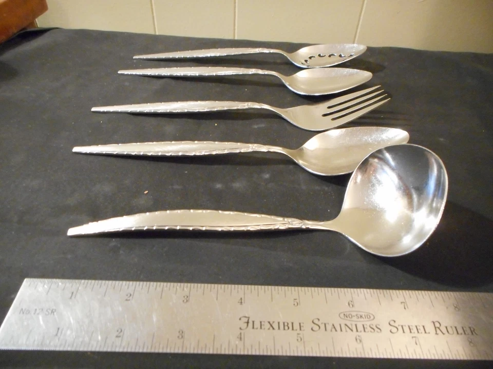 Oneida Community Venetia serving pieces meak fork tablespoon pierced gravy ladle - Image 2 of 3