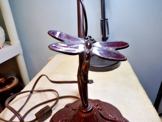 Lámpara de Escritorio Dale Tiffany Estilo Libélula Roja Ainsley 18" Foto 3 de 4