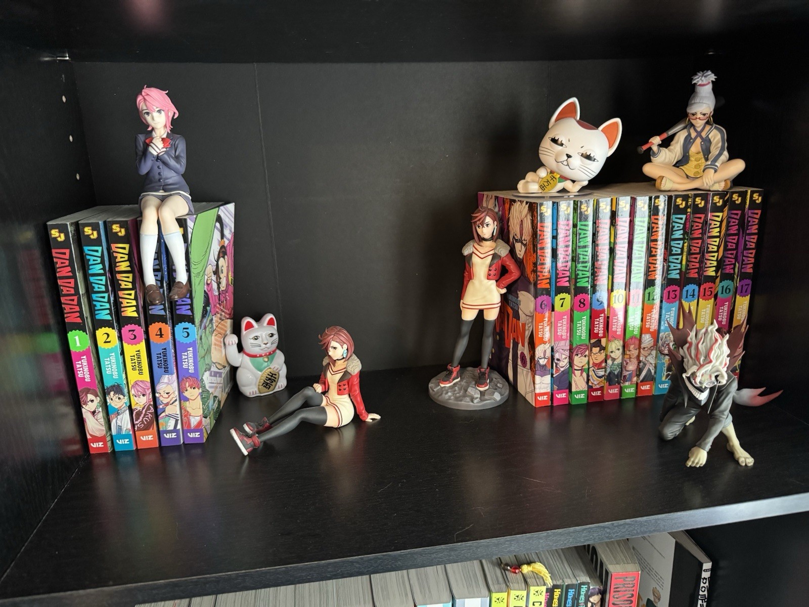 Manga Dan Da Dan volúmenes 1-17 con 7 figuras de vinilo