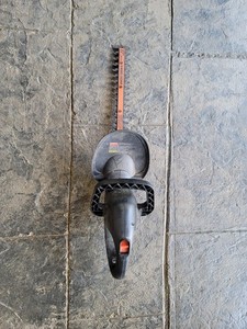 17" BLACK AND DECKER TR1700 Hedge Trimmer (CORD NOT INCLUDED)