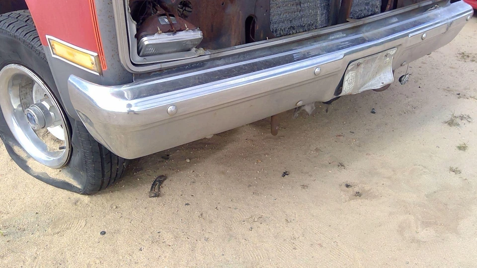 Parachoques delantero GMC Sierra K10 1500 1983-1987 cromado OEM con soportes 14043720 Foto 2 de 4