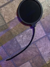 Curved microphone isolation shield - Black