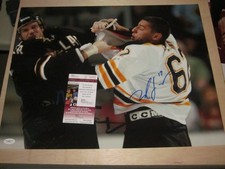 MILAN LUCIC SIGNED AUTOGRAPHED BOSTON BRUINS FIGHT 16X20 PHOTO JSA COA