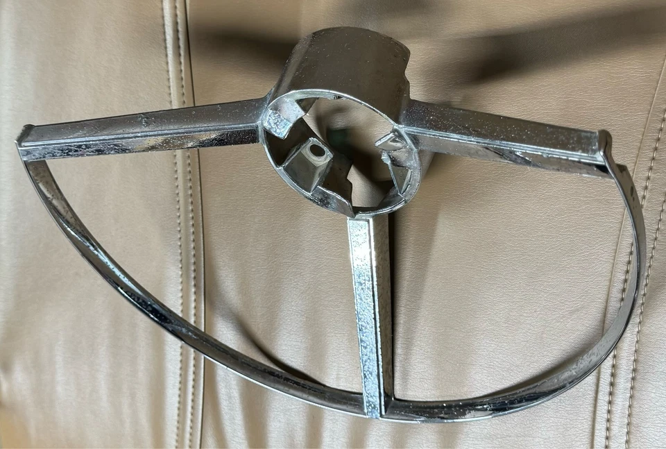 Chrysler Newport 1965 volante 3 radios anillo de bocina 2530217 usado OEM 65 Foto 2 de 4