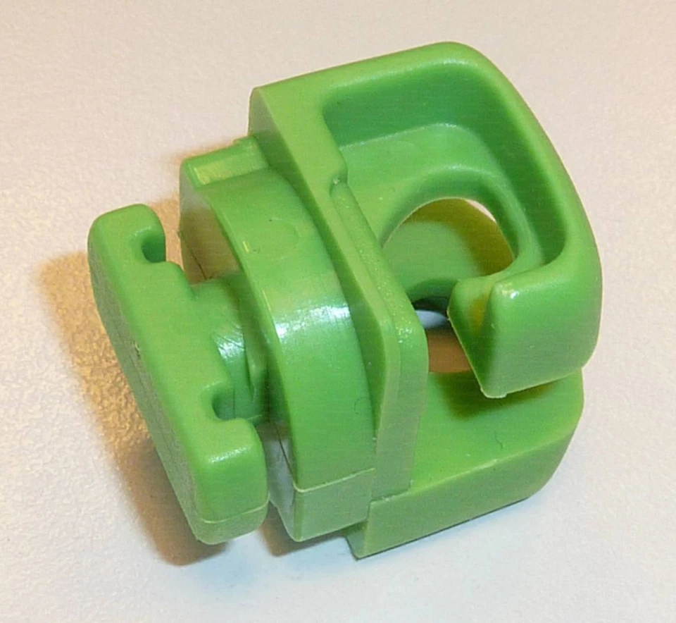 GANCI REGGIRETE RETI CALCIO TIPO VERDE CON E SENZA VITE AD INCASTRO CONF 100 PZ - Immagine 2 di 2