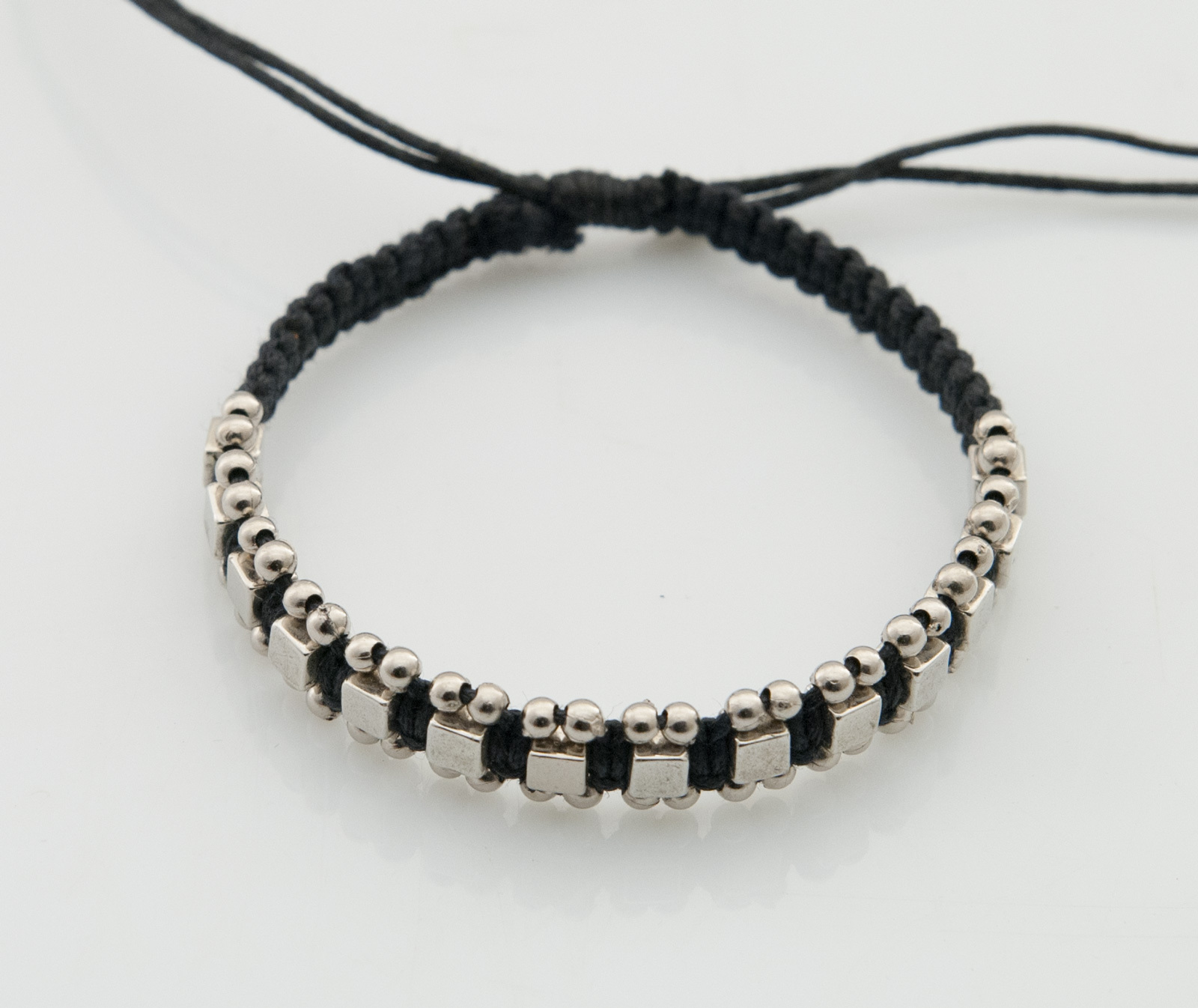 Bracelet Brésilien Ethnique Tressé Avec Décor Métal - Noir Et Multicolore, Modèle BB561 (Unisexe)