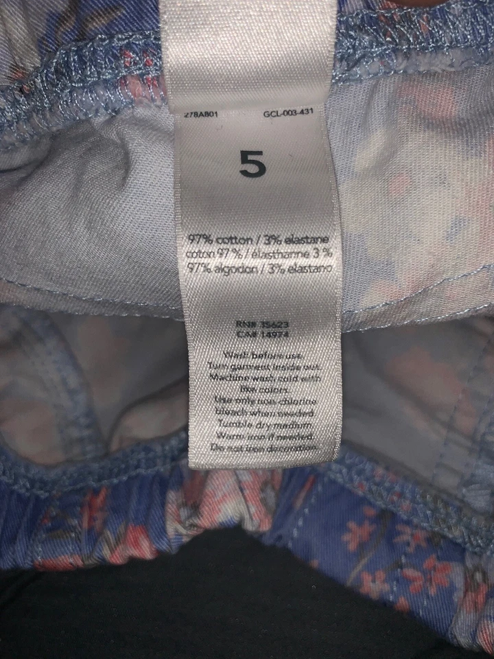 Pantalones elásticos con gráficos florales Carters usados para niñas (talla 5) Foto 3 de 4