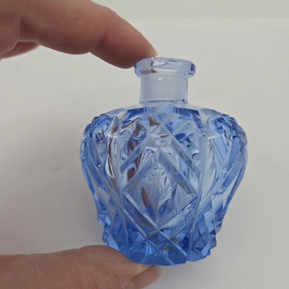 Botella de perfume de cristal azul checo Art Deco vintage con tapón grande grabado Foto 3 de 4