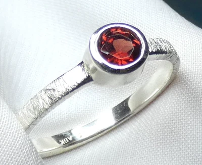 💝Ring Granat - 925 Silber Gr 19,1 (60) rund facettiert teilmattiert UNIKAT 💝 - Bild 1 von 4
