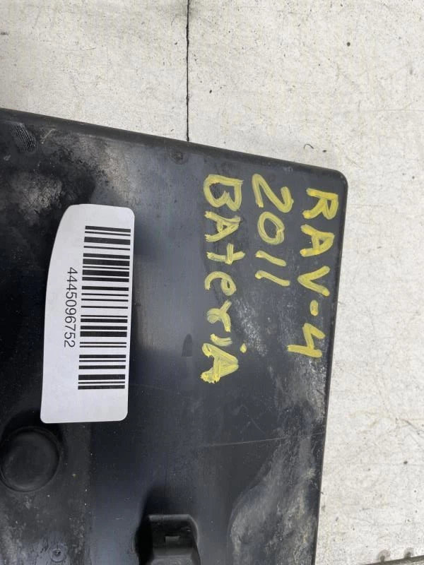 BANDEJA DE BATERIA 2011 TOYOTA RAV4 FABRICANTE DE EQUIPAMENTO ORIGINAL+ - Imagem 2 de 4