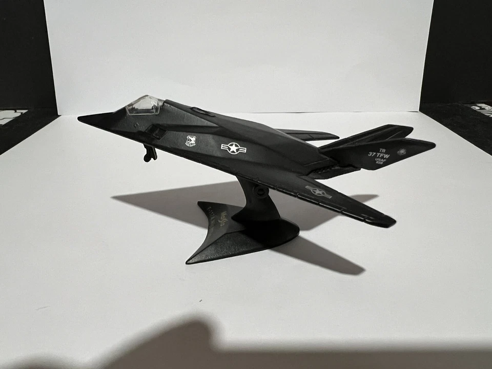 Lote de 3 Die-cast Maisto F-117A Nighthawk TMLM Lockheed USAF Orange Cockpit Foto 2 de 4