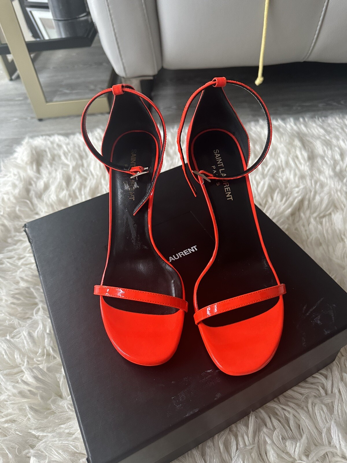 Tacchi Saint Laurent tacchi in pelle verniciata sandali in pelle verniciata ambra