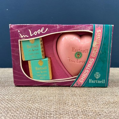 VINTAGE HARTNELL ''VERLIEBT'' PARFÜMIERTE SEIFE HERZFORM GESCHENKSET VERPACKT