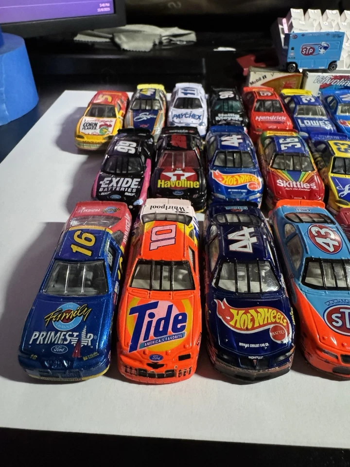 NASCAR Mixed Lot 1/64 Scale & Some Pit Crew Trailers Racing Champions Hot Wheels - Image 3 of 4