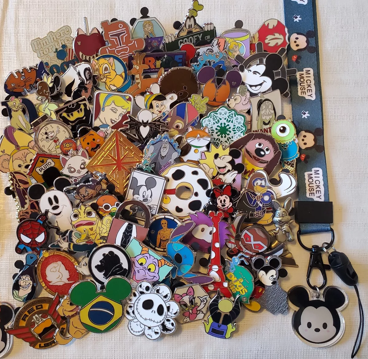 Disney pin trading lanyard & 12 trading pins - Mickey Mouse Pins