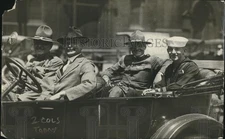 1918 Press Photo U.S. Army men and Officers on a Jeep. - nem31098