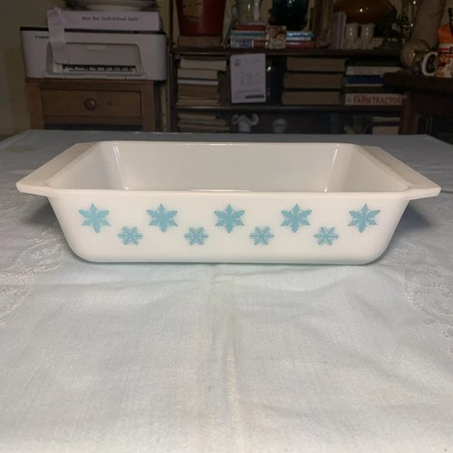 Vintage Pyrex Baking Dish Snowflake Turquoise on White 575-B 2qt.
