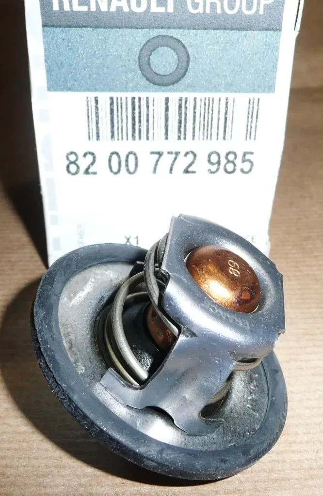 Boîtier thermostat Dacia Sandero 1.4 et 1.6 boîte à eau moteur essence 8200772985