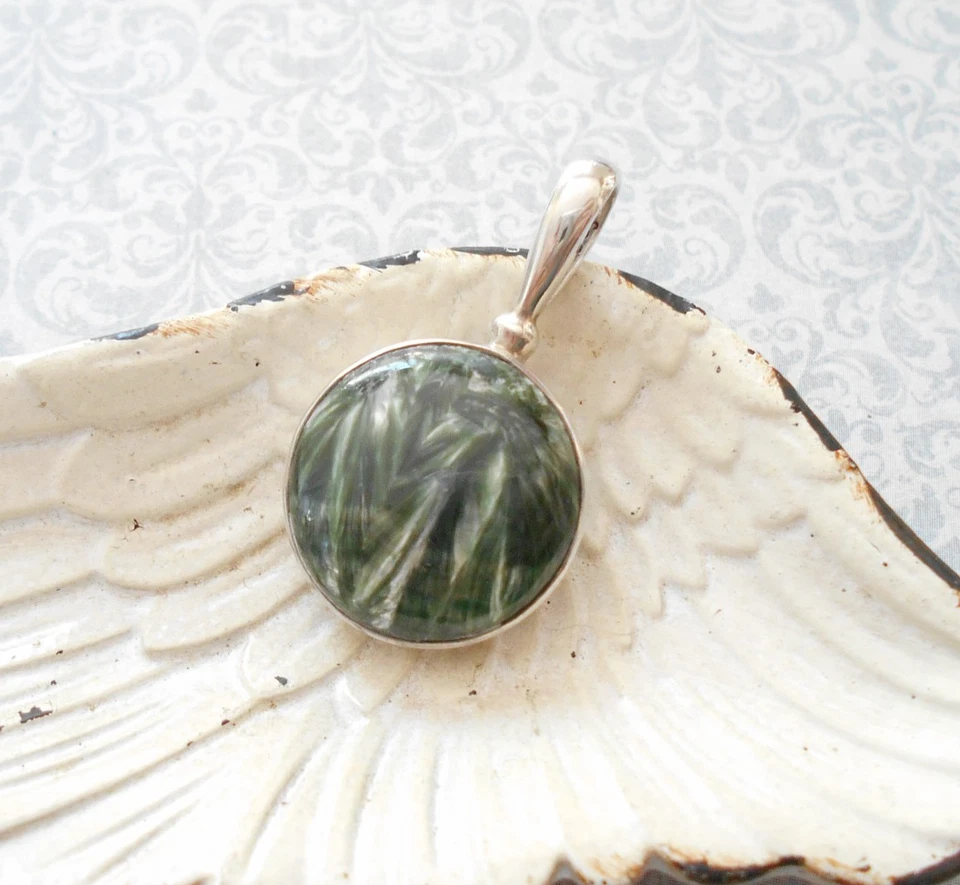 Colgante pequeño de serafinita redondo de plata de ley Sajen RE3088 Foto 2 de 4