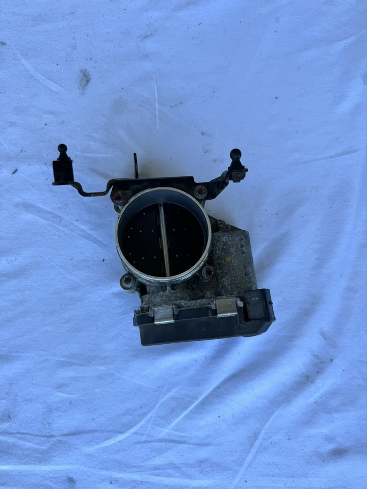 Audi A4 3.2 Quattro 2009 carrocería del acelerador 06E 133 062 C Foto 3 de 4