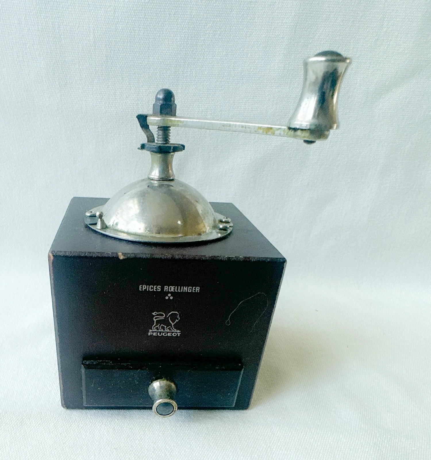 Peugeot Roellinger Pepper Mill Wood Hand Crank Spice Grinder Chocolate Brown 5.2