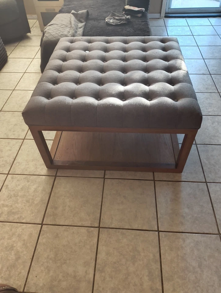 Banqueta cinza com marrom claro muito grande e confortável - Imagem 2 de 3