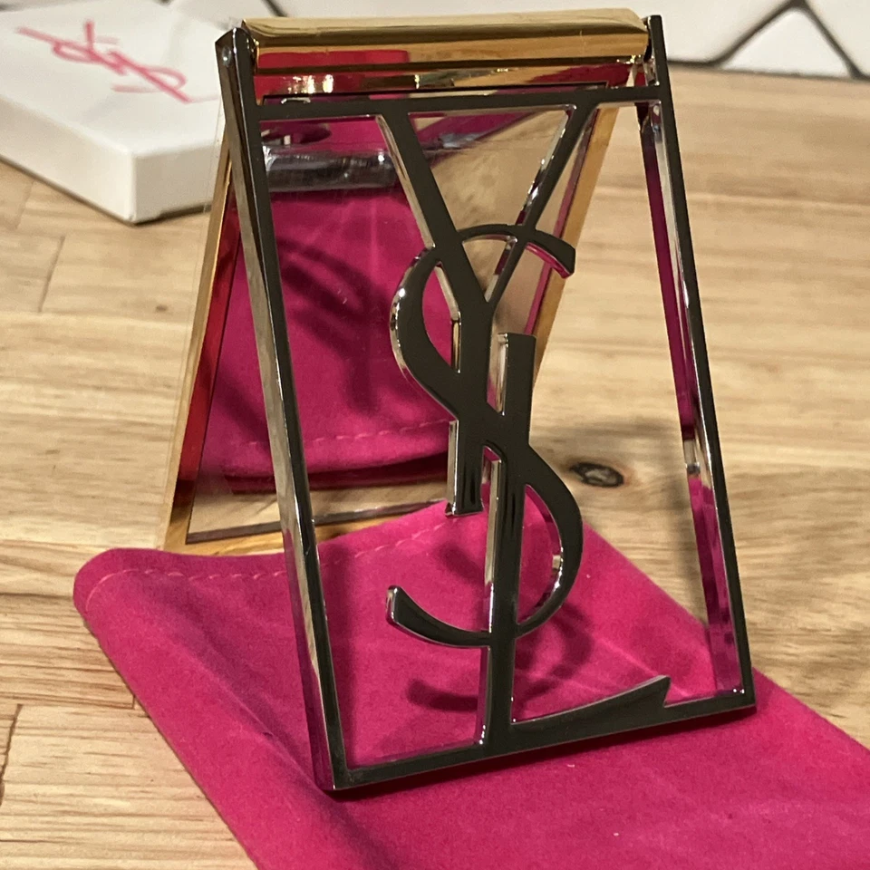 Espejo de viaje compacto YSL Yves Saint Laurent, bolsa de terciopelo rosa logotipo plateado dorado Foto 2 de 4