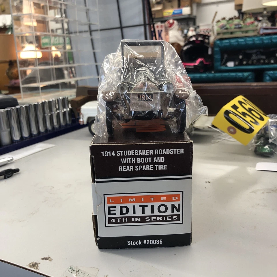 Banco de ferragens confiável vintage 1986 SpecCast 1:25 1914 Studebaker Roadster - Imagem 3 de 4