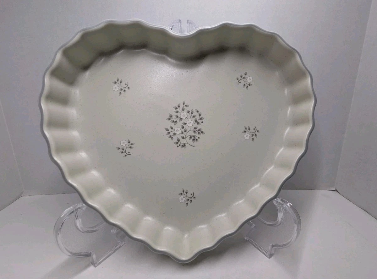 Vintage Pfaltzgraff Heirloom Heart Shaped Baking Dish Tart Quiche Pie Pan USA
Opens in a new window 