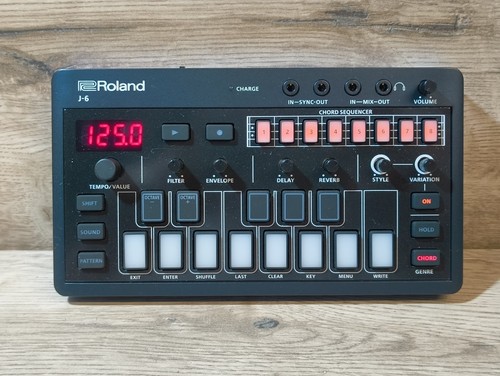 Roland J-6 Sintetizzatore di accordi - Foto 3 di 10